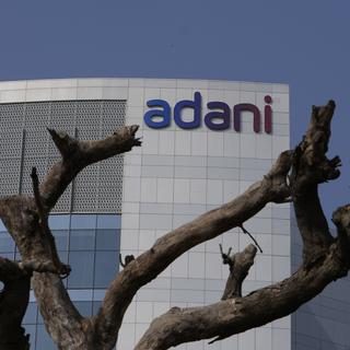 Le groupe indien Adani essuie des pertes colossales après des accusations de fraudes massives. [AP Photo/Keystone - Ajit Solanki]