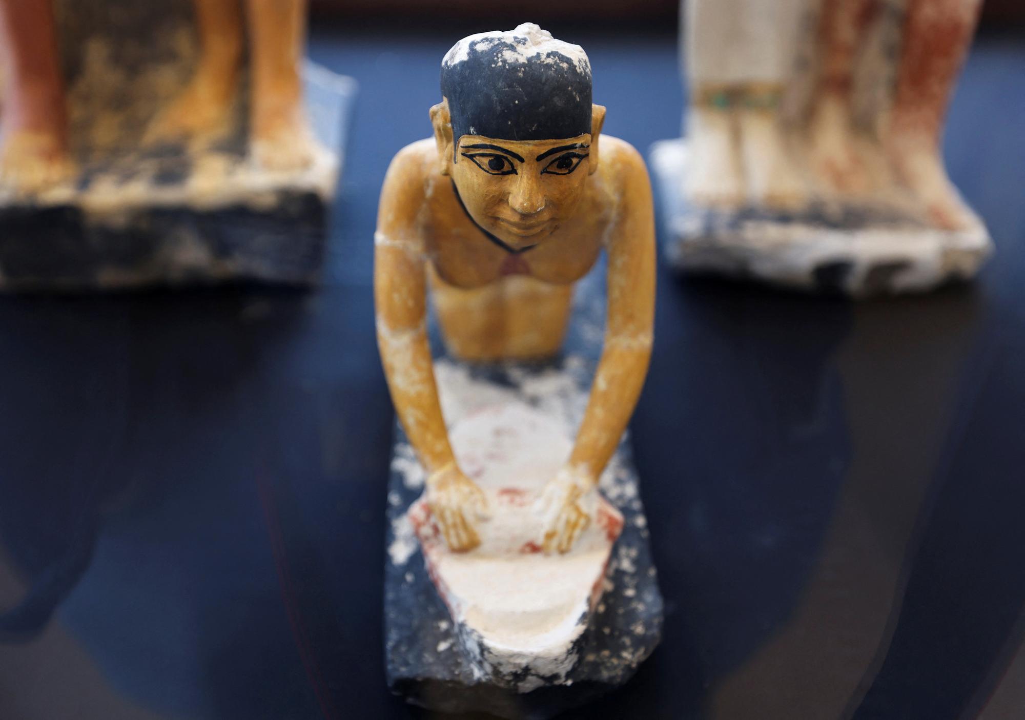 Une des statuettes exposées lors de la découverte de tombes à Saqqara, en Egypte. [REUTERS - Mohamed Abd El Ghany]