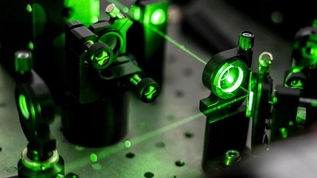 Des lasers sont utilisés pour produire les flashs d'une attoseconde servant à mesurer les processus rapides au cours desquels les électrons se déplacent ou changent d'énergie. [Université Paris-Saclay]