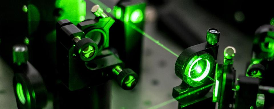 Des lasers sont utilisés pour produire les flashs d'une attoseconde servant à mesurer les processus rapides au cours desquels les électrons se déplacent ou changent d'énergie. [Université Paris-Saclay]