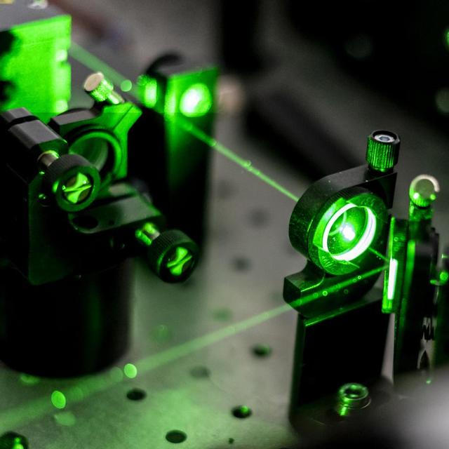 Des lasers sont utilisés pour produire les flashs d'une attoseconde servant à mesurer les processus rapides au cours desquels les électrons se déplacent ou changent d'énergie. [Université Paris-Saclay]