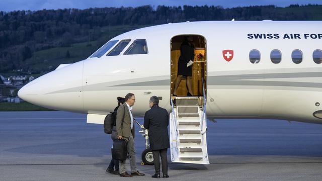 Le conseiller fédéral Ignazio Cassis accueille Christian Winter, ambassadeur suisse au Soudan, à l'aéroport de Berne-Belp, mardi 25 avril 2023. [Keystone - Peter Schneider]