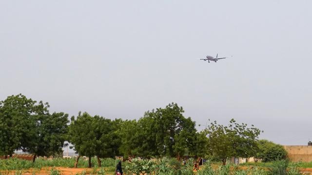 L'avion militaire français qui a évacué des ressortissants français du Niger atterrit à Niamey, le 1 août 2023. [KEYSTONE - ISSIFOU DJIBO]