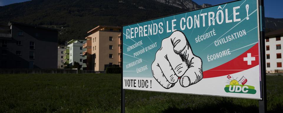 Une affiche de l'UDC pour les élections fédérales du 22 octobre. [Keystone - Jean-Christophe Bott]