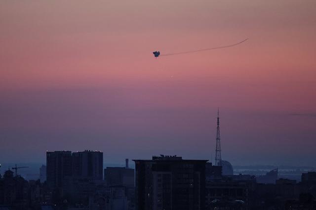 Les forces russes ont à nouveau bombardé Kiev dans la nuit de jeudi à vendredi, a annoncé l'administration civile et militaire de la ville. [Reuters - Gleb Garanich]