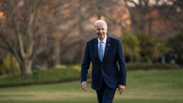 Le président américain Joe Biden marche en direction de la Maison Blanche. [EPA/Keystone - Al Drago]