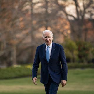 Le président américain Joe Biden marche en direction de la Maison Blanche. [EPA/Keystone - Al Drago]