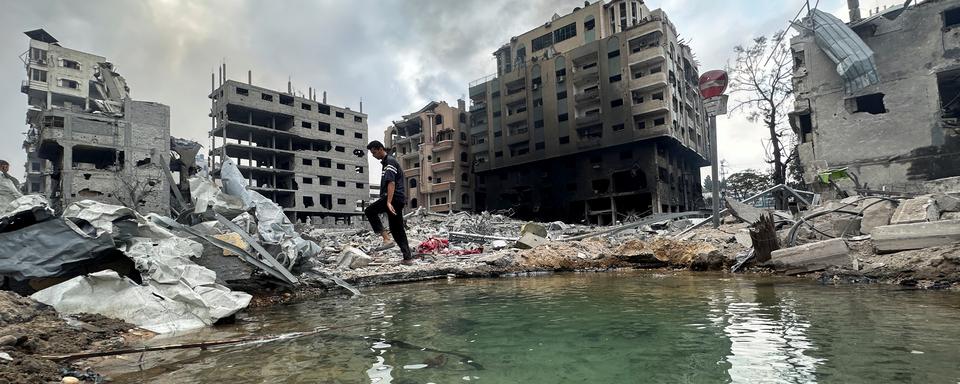 Un Palestinien marche dans les décombres à la suite des frappes israéliennes dans la ville de Gaza, le 10 octobre 2023. [reuters - Mohammed Salem]