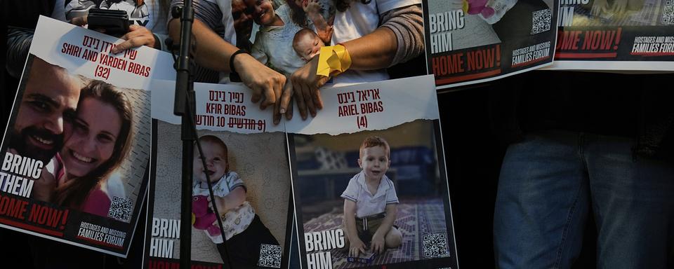 Un rassemblement à été organisé à Tel Aviv en soutien à la libération de la famille Bibas, détenue par le Hamas à Gaza. [Keystone/AP Photo - Ariel Schalit]