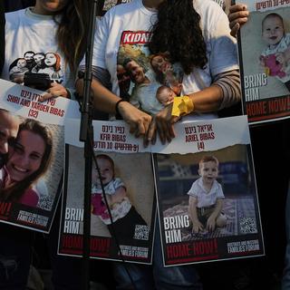 Un rassemblement à été organisé à Tel Aviv en soutien à la libération de la famille Bibas, détenue par le Hamas à Gaza. [Keystone/AP Photo - Ariel Schalit]