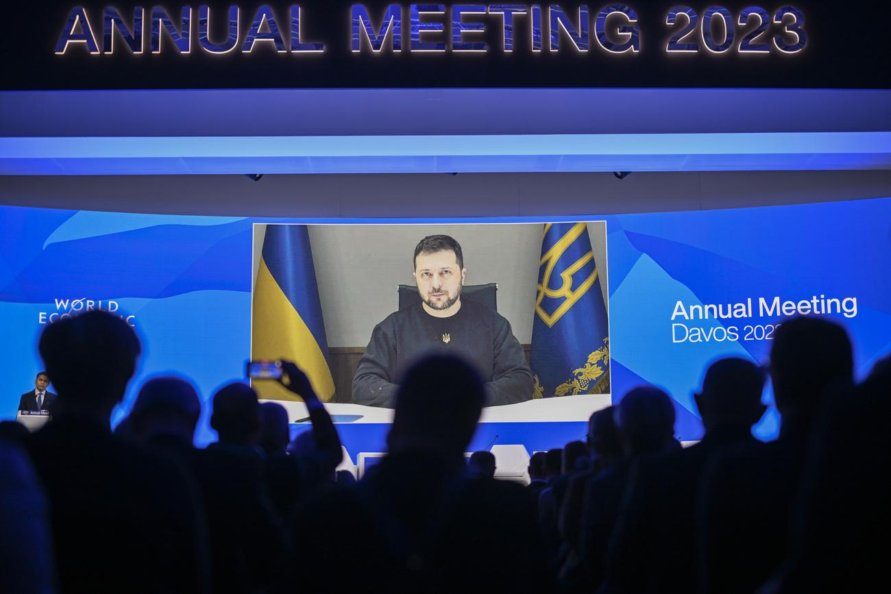 Le président ukrainien Volodymyr Zelensky s'est exprimé en visio au Forum de Davos. [Keystone - Gian Ehrenzeller]