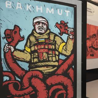 Un poster nommé "Bakhmout" lors d'une exposition artistique de l'Université américaine de Dartmouth contre la guerre en Ukraine qui met à l'honneur des artistes ukranien.nes. [Keystone/AP Photo - Steven Senne]
