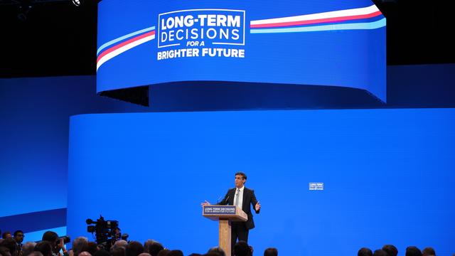 Le Premier ministre Rishi Sunak s'exprime devant le congrès du Parti conservateur à Manchester, dans le nord de l'Angleterre, le 4 octobre 2023. [Keystone - Adam Vaughan/EPA]