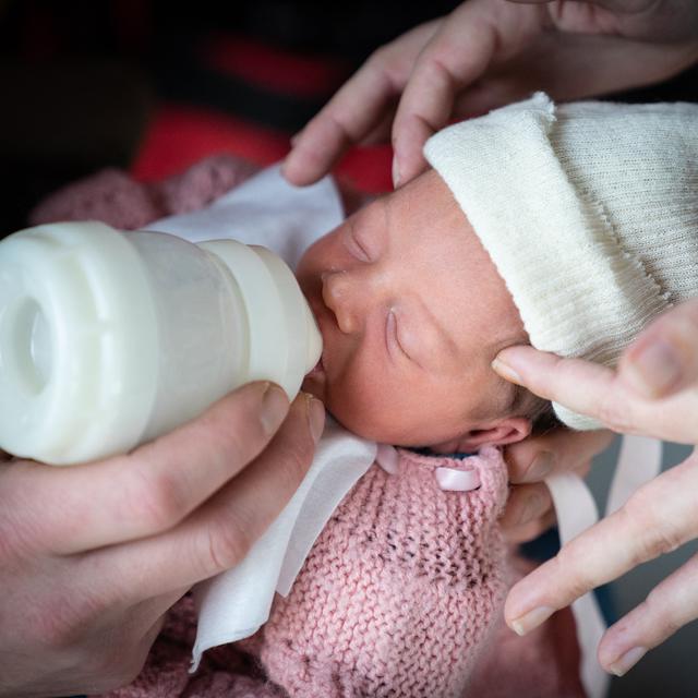 Le lait maternel est considéré comme un véritable traitement pour prévenir certaines complications graves chez les bébés prématurés. [Jessica Bordeau / BSIP via AFP]