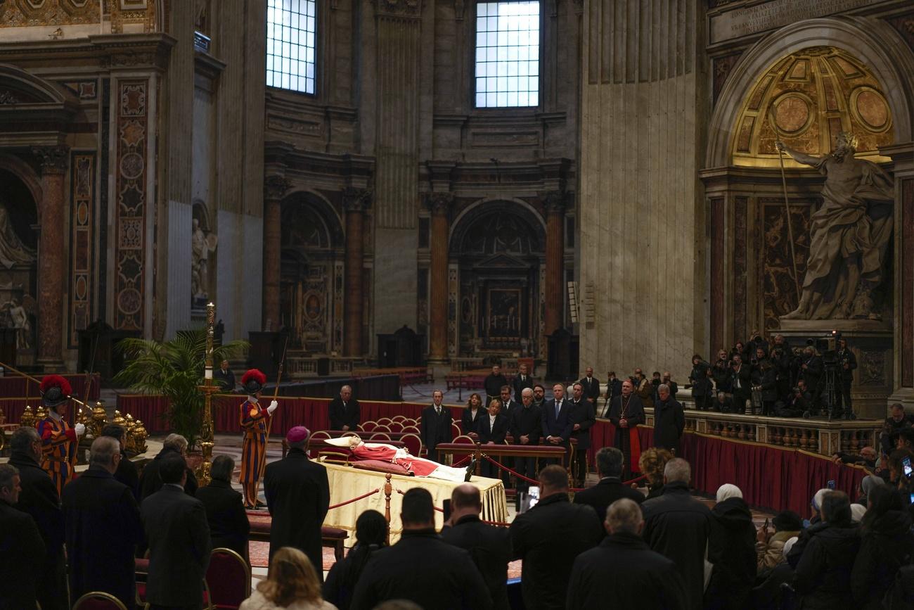 Le corps du pape émérite Benoît XVI repose actuellement dans la basilique Saint-Pierre. [AP Photo - Andrew Medichini]