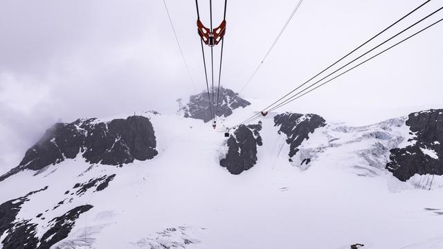 Plusieurs ONG en faveur de l'environnement se mobilisent pour faire la lumière sur les travaux au glacier du Théodule à Zermatt. [Keystone - Dominic Steinmann]