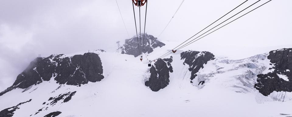 Plusieurs ONG en faveur de l'environnement se mobilisent pour faire la lumière sur les travaux au glacier du Théodule à Zermatt. [Keystone - Dominic Steinmann]