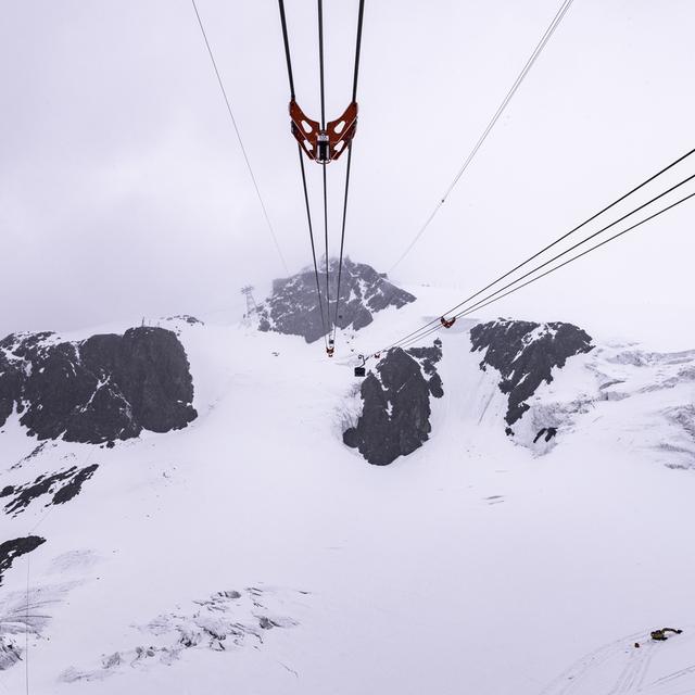 Plusieurs ONG en faveur de l'environnement se mobilisent pour faire la lumière sur les travaux au glacier du Théodule à Zermatt. [Keystone - Dominic Steinmann]