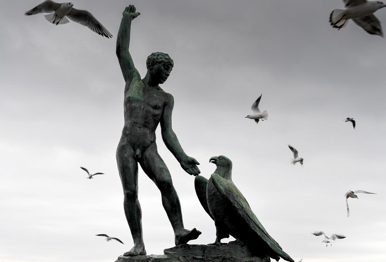 La célèbre sculpture de Ganymède sur la Zuercher Buerkliplatz, photographiée le mercredi 27 septembre 2017, à Zurich. [keystone - Walter Bieri]