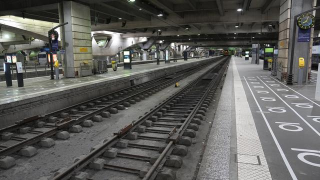 Les quais de la gare Montparnasse à Paris désertés en ce jour de grève nationale contre la réforme des retraites. [Keystone - AP Photo/Michel Euler]