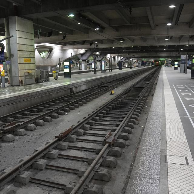 Les quais de la gare Montparnasse à Paris désertés en ce jour de grève nationale contre la réforme des retraites. [Keystone - AP Photo/Michel Euler]