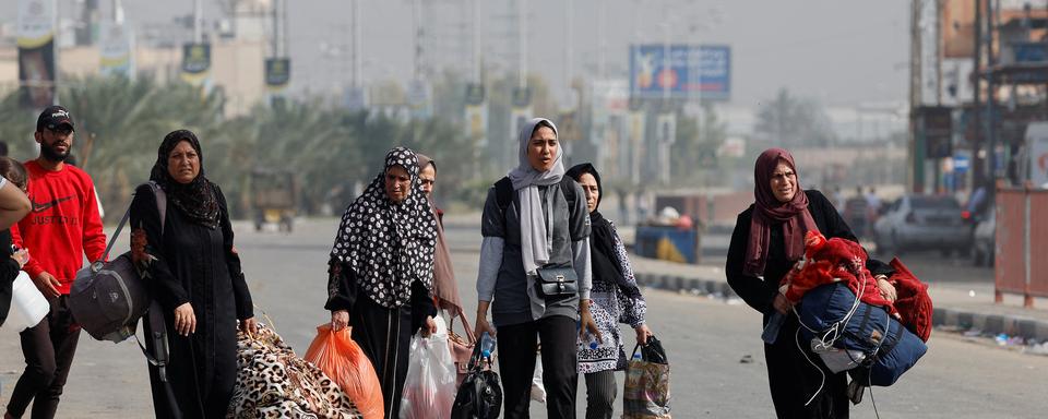 Des Palestiniens fuyant le nord de Gaza en direction du sud, alors que le conflit entre Israël et le Hamas continue à faire rage. [reuters - Mohammed Salem]