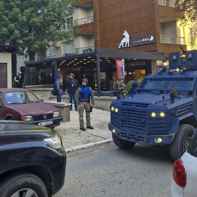 Des tensions ont éclaté entre policiers kosovares et rebelles serbes à Mitrovica (Kosovo). [Keystone/AP Photo - Radul Radovanovic]