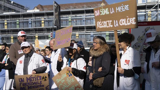 Lors d'un rassemblement des employés du CHUV ont exigé la pleine indexation des salaires, le 9 février 2023. [KEYSTONE - LAURENT MERLET]