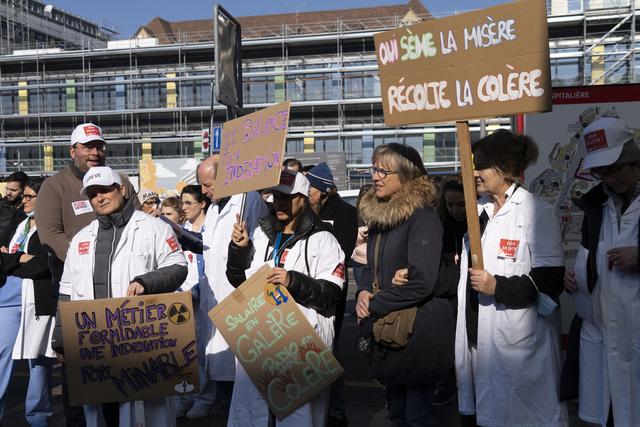 Lors d'un rassemblement des employés du CHUV ont exigé la pleine indexation des salaires, le 9 février 2023. [KEYSTONE - LAURENT MERLET]