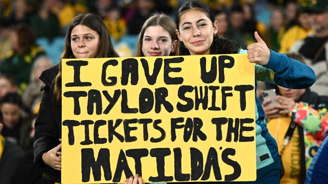 Des supportrices de l'équipe de foot féminine australienne, les Matiladas, lors du match Australie-Danemark le 7 août 2023. [EPA/Keystone - Dan Himbrechts]