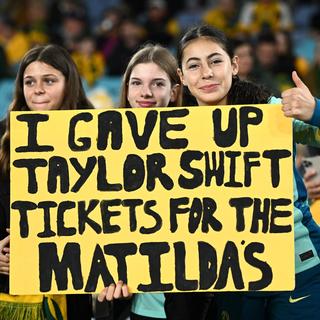 Des supportrices de l'équipe de foot féminine australienne, les Matiladas, lors du match Australie-Danemark le 7 août 2023. [EPA/Keystone - Dan Himbrechts]