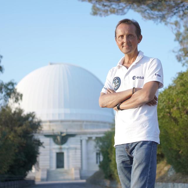 L'astrophysicien Patrick Michel, devant l'Observatoire le la Côte d'Azur en 2020. [CC 4.0 - Actarus77]