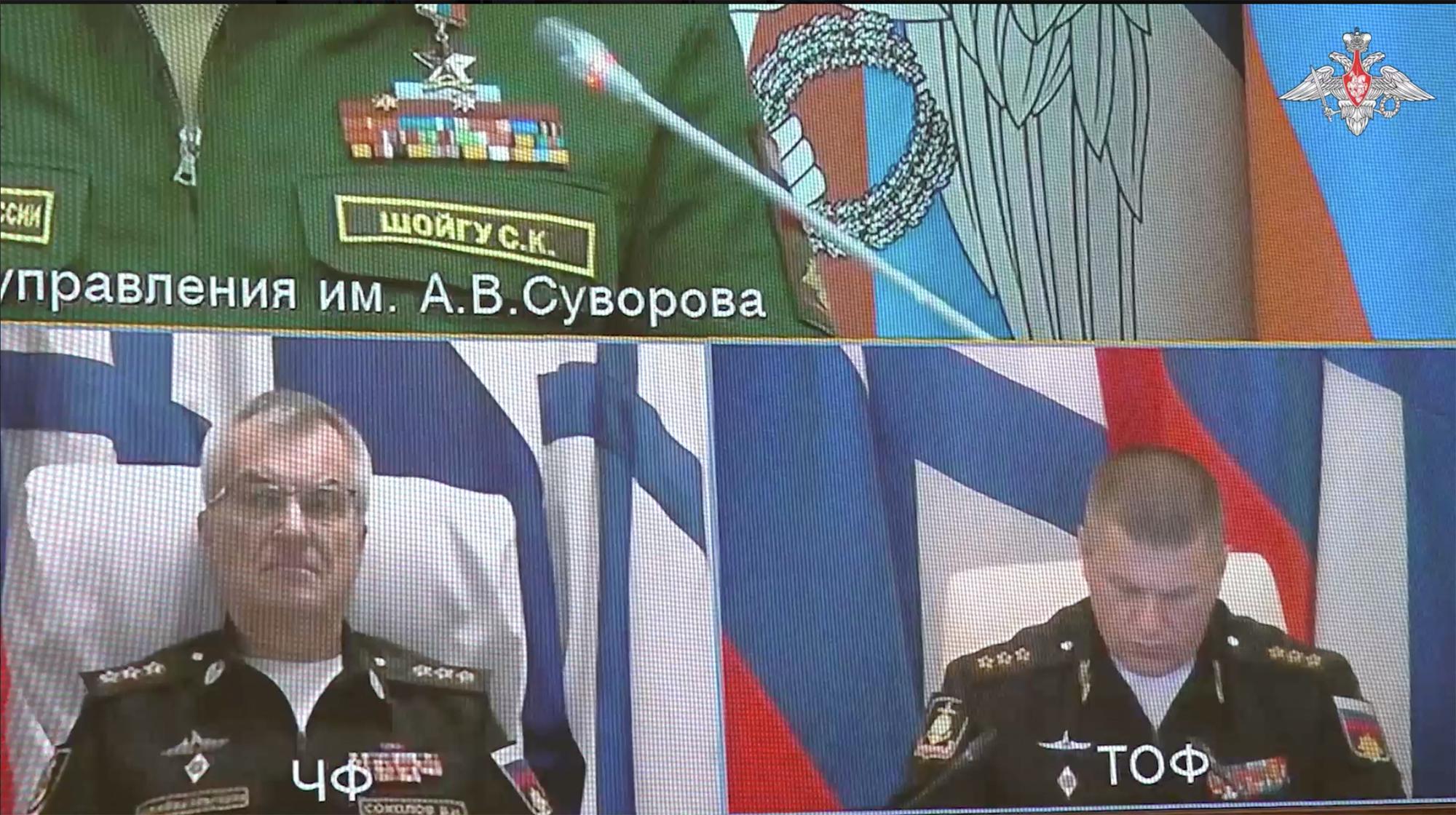 Le commandant de la flotte russe de la mer Noire, Viktor Sokolov (à gauche), apparaît à l'écran lors de la réunion au ministère russe de la Défense à Moscou, le 26 septembre 2023. [AFP - Ministère russe de la Défense]