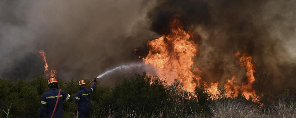 Un incendie de forêt, attisé par des vents forts, s'est déclaré lundi à Kouvaras, à 50 km à l'Est d'Athènes. [AFP]