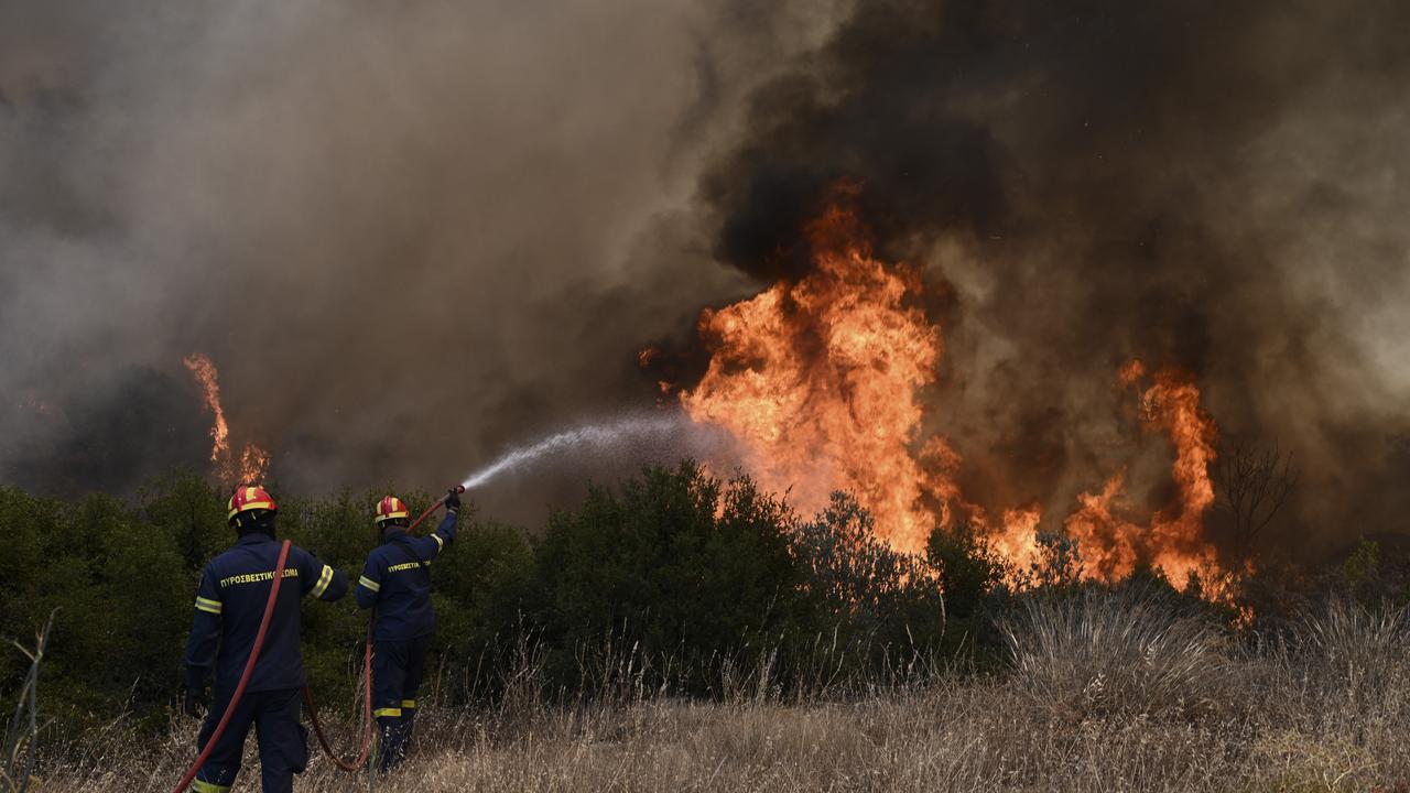Un incendie de forêt, attisé par des vents forts, s'est déclaré lundi à Kouvaras, à 50 km à l'Est d'Athènes. [AFP]