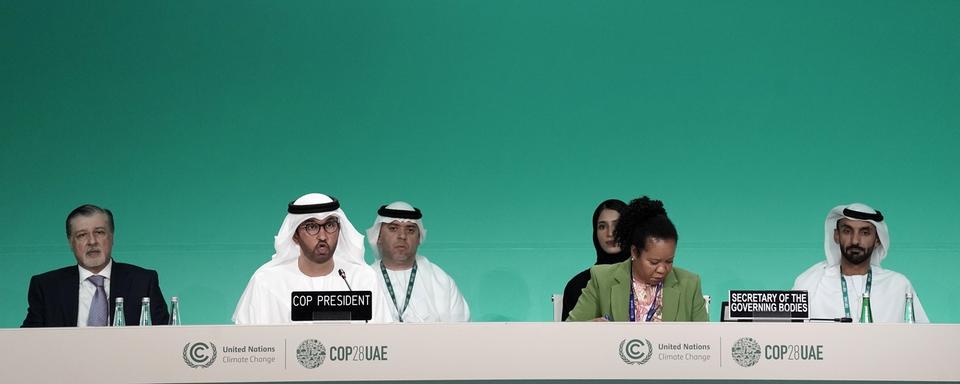 Les négociations s'accélèrent à la COP28 avec l'obsession d'une entente sur les fossiles. [AP/Keystone - Joshua A. Bickel]