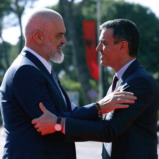Le Premier ministre albanais Edi Rama, ici avec le Premier ministre espagnol Pedro Sanchez, lors de l'accueil d'un sommet sur la demande d'entrée de six pays des Balkans occidentaux dans l'Union européenne. [Keystone/AP Photo - Franc Zhurda]