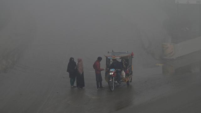 Lahore est embrumée par un smog lourd, le 14 décembre 2023. [AFP - Arif Ali]