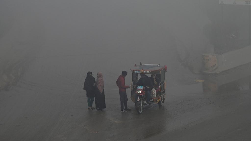 Lahore est embrumée par un smog lourd, le 14 décembre 2023. [AFP - Arif Ali]