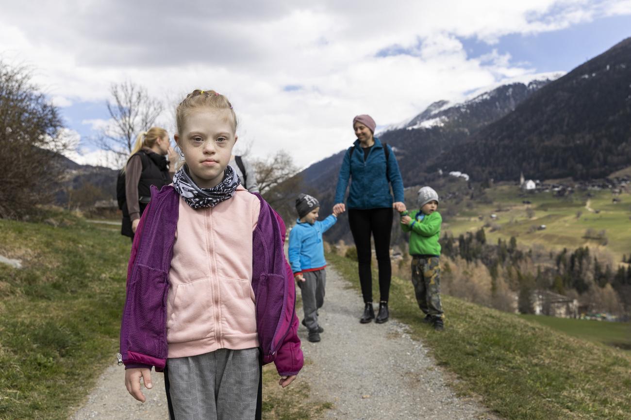 Une famille, arrivée d'Ukraine, lors d'une randonnée à Fiesch (VS) en avril 2022. [Keystone - Dominic Steinmann]