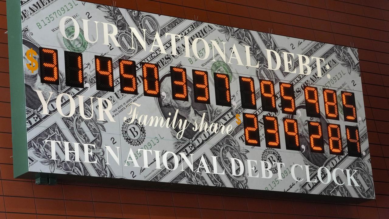 La "National Debt Clock", l'horloge de Manhattan qui affiche en temps réel le niveau de la dette américaine, a été créée en 1989 par un promoteur immobilier new-yorkais pour alerter sur son évolution. [AP Photo/Keystone - Mary Altaffer]