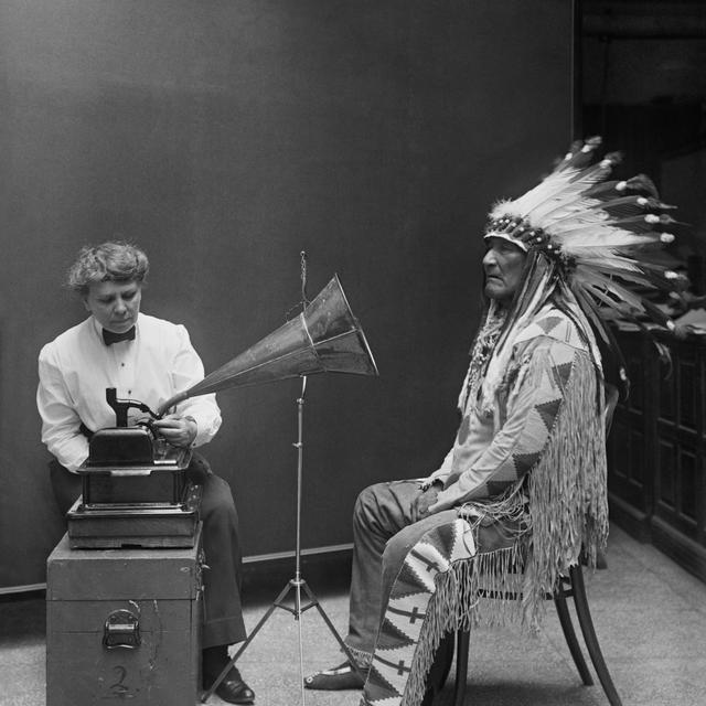 Enregistrement de Frances Densmore avec Blackfoot chief Mountain. [Wikicommons - ©Harris & Ewing / Library of Congress]