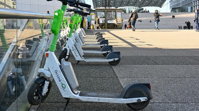 Le marché parisien de la e-trottinette est désormais limité à trois exploitants, dont l'entreprise californienne Lime. [Keystone - Eric Beracassat]