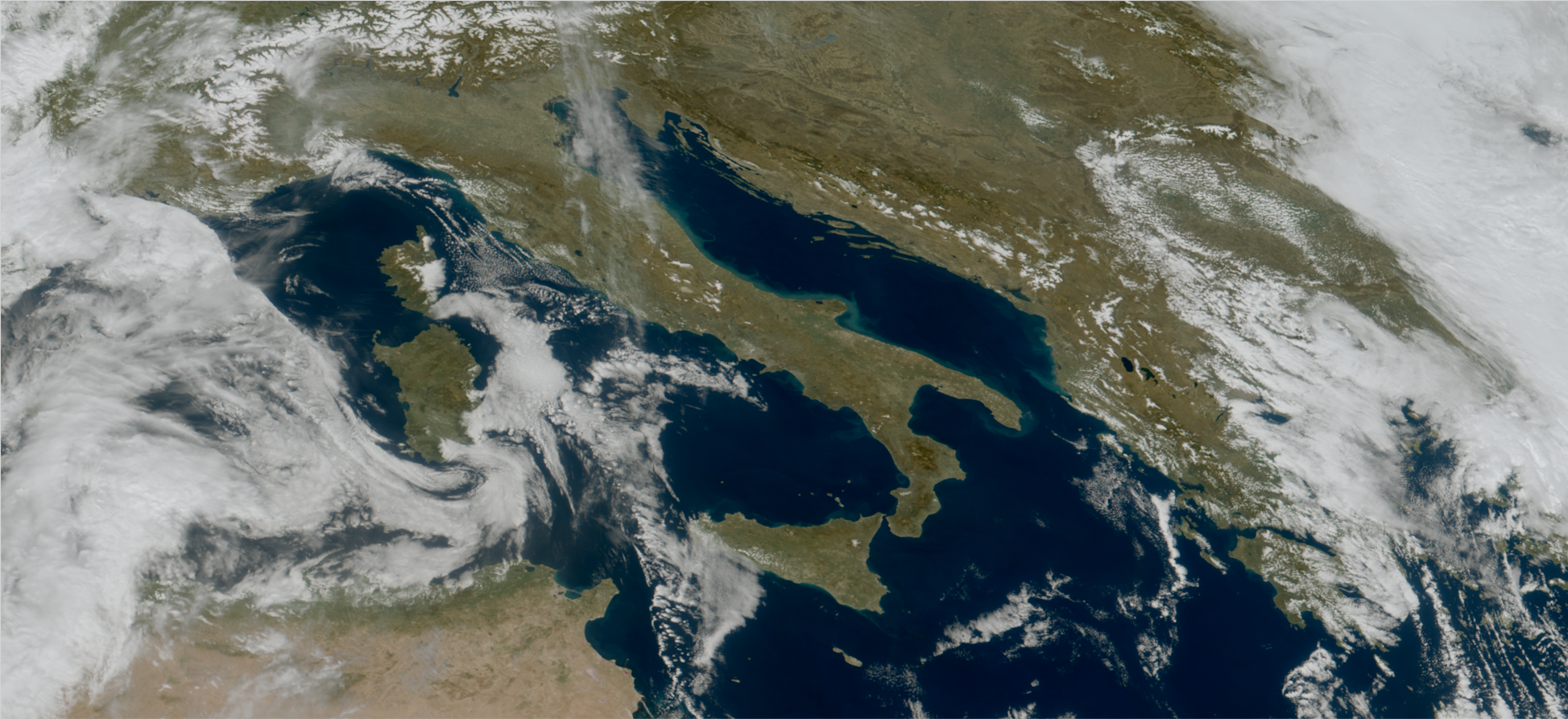Cette vue zoomée sur la première image du satellite MTG-I1 – prise le 18 mars 2023 à 11:50 UTC – montre la Méditerranée avec la turbidité des eaux côtières, de la neige sur les Alpes, les Apennins et les Alpes Dinariques, ainsi que plus de détails sur les structures nuageuses. [EUMETSAT/ESA - MTG-I1/Thales Alenia Space]