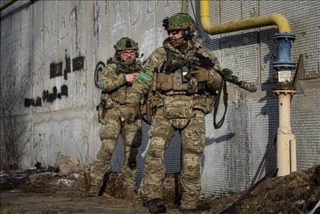 Des soldats ukrainiens dans une rue de Bakhmout, dans l'est de l'Ukraine. [AP/Keystone]