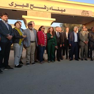 Une délégation d'ambassadeurs Conseil de sécurité des Nations unies se tient devant le poste-frontière de Rafah, entre l'Égypte et la bande de Gaza. [Keystone - EPA / STR]