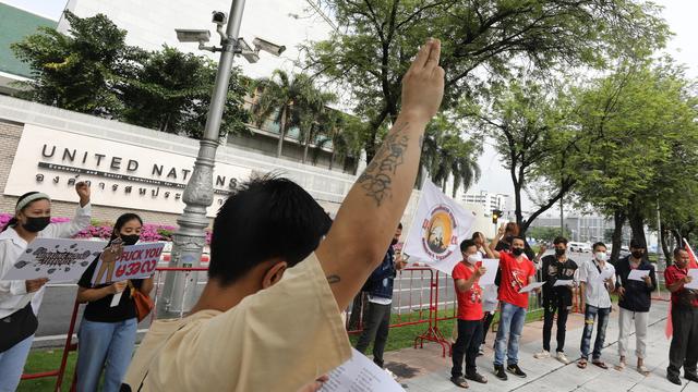 Des manifestants du Myanmar manifestent contre la junte militaire, devant le bâtiment des Nations unies à Bangkok. [EPA / Keystone - Narong Sangnak]