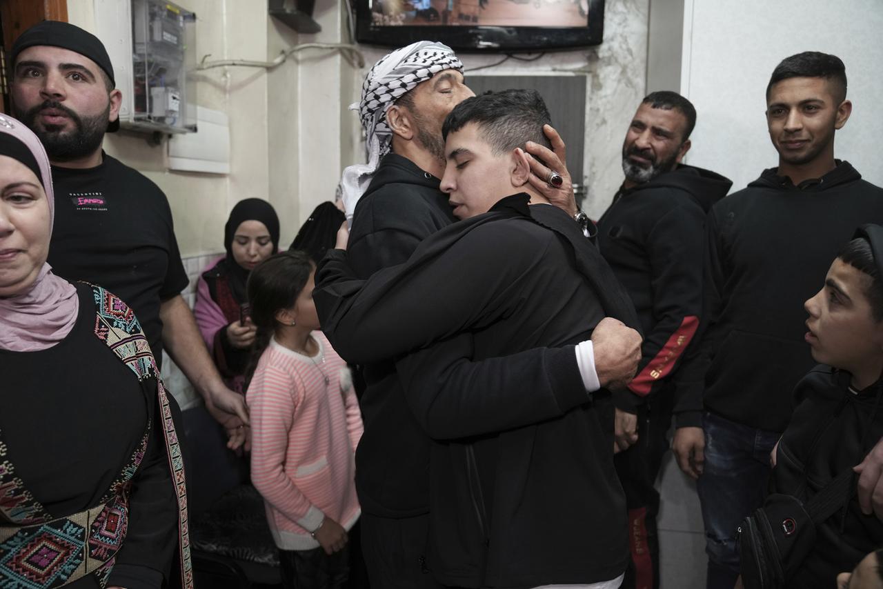 Un jeune palestinien retrouve sa famille après avoir été libéré par Israël. [Keystone - AP Photo/Mahmoud Illean]