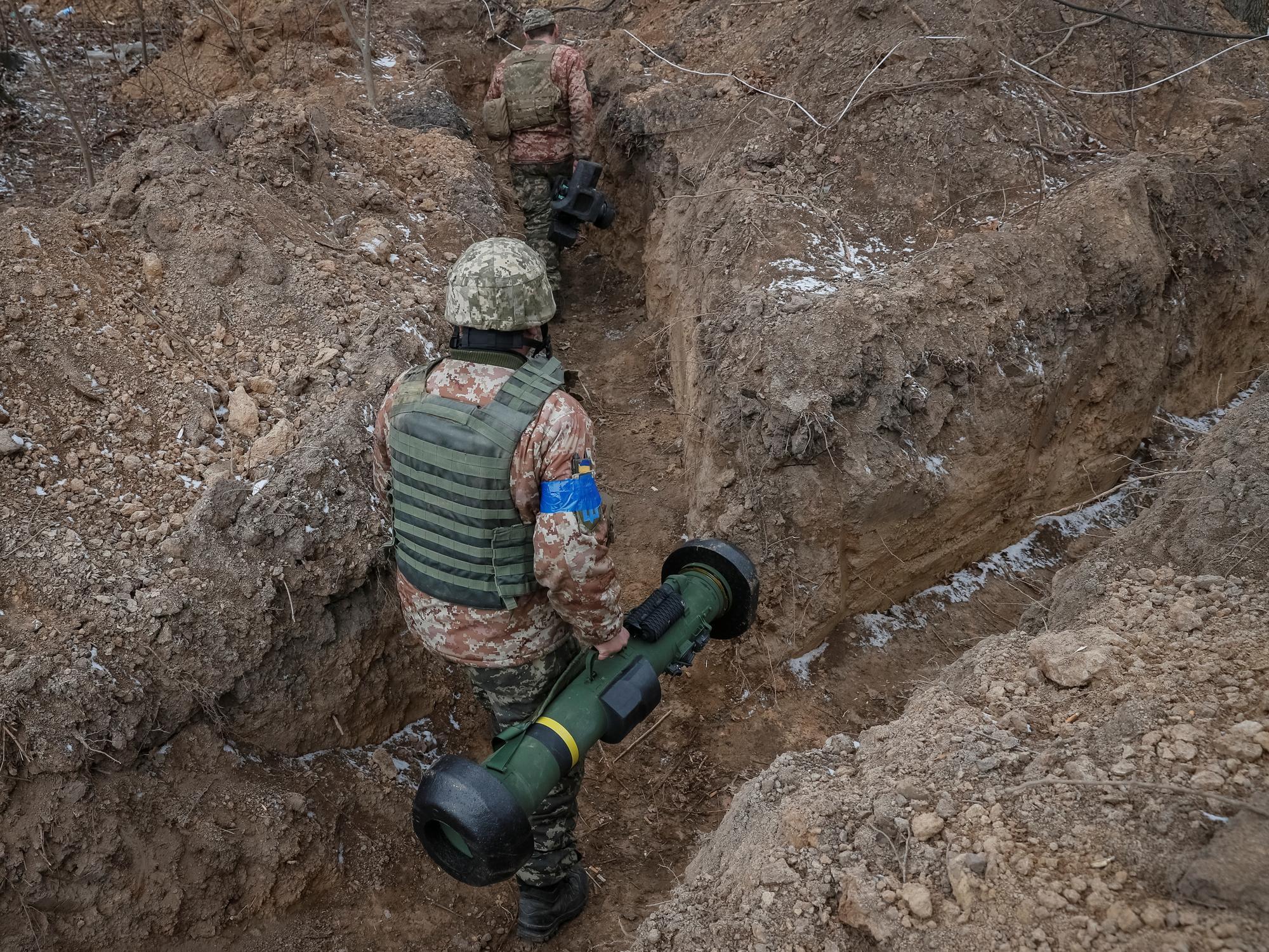 Un soldat ukrainien muni d'un missile Javelin, dans la région de Kiev, en mars 2022. [REUTERS - Gleb Garanich]