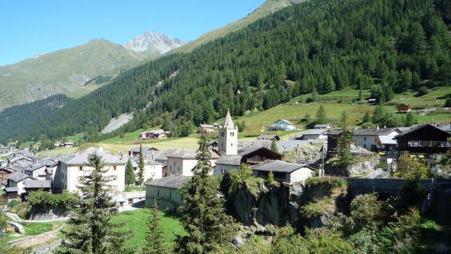 Le village de Bourg-Saint-Pierre en 2013. [CC BY-SA 3.0 - Lucignolobrescia]